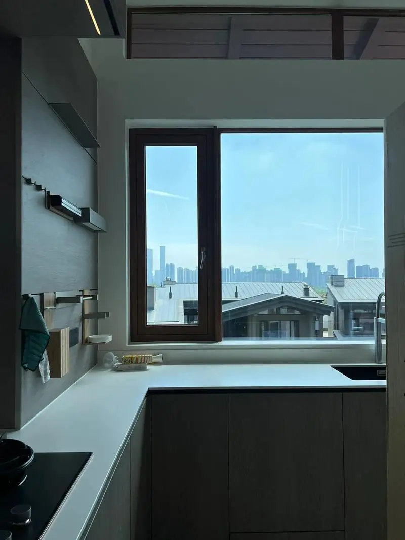 Foshan Luxury Kitchen Cabinet High Gloss White Pull Down Kitchen Cabinet MDF Kitchen Sink Cabinet