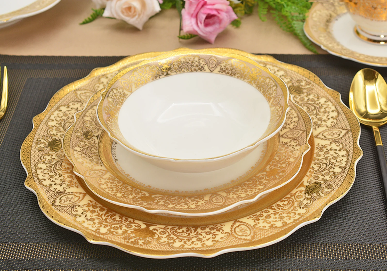 Quick shipping 24pcs Germany royal gold rim bone china gold plated dinnerware set dishes bowl sets luxury