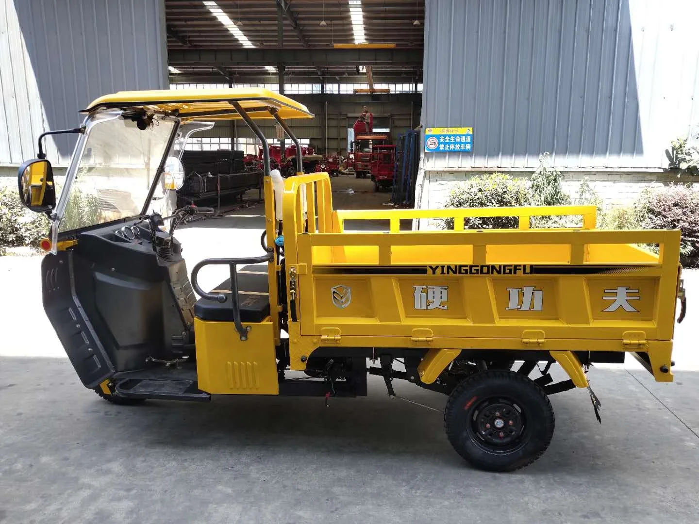 200cc/250cc motorized gas powered easy cabin three wheel cargo tricycle/three wheel motorcycle for cargo with windshield