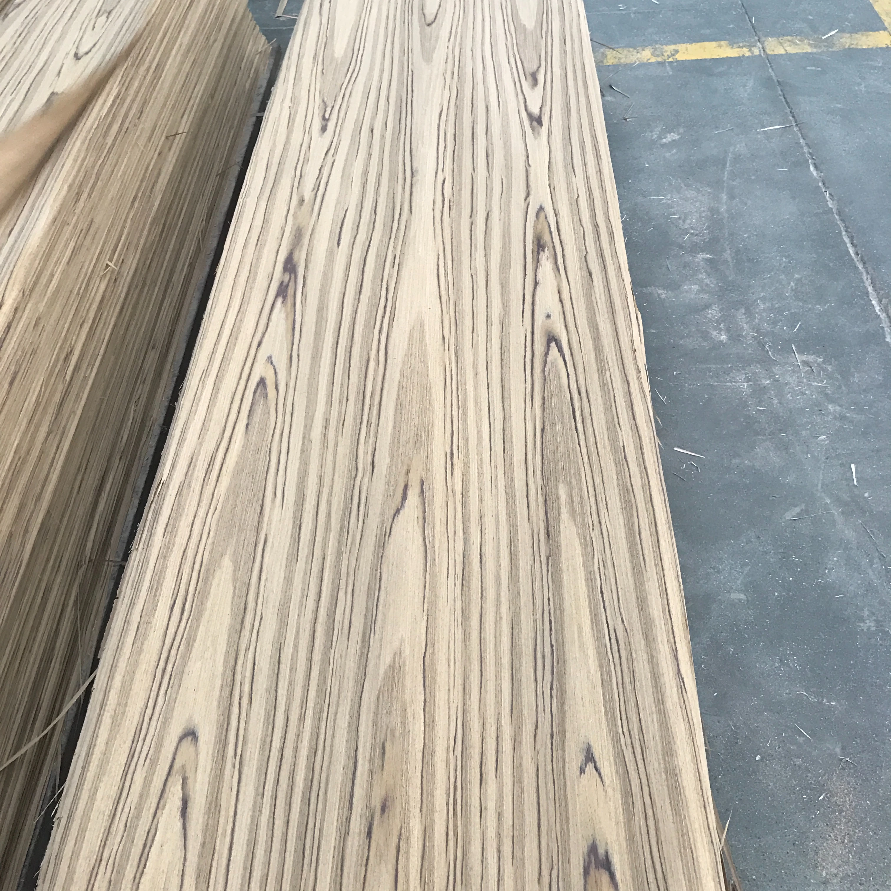 Лидер продаж Реконструированный шпон 640 мм * 2500 из тикового дерева инженерный для фанеры лучшее качество