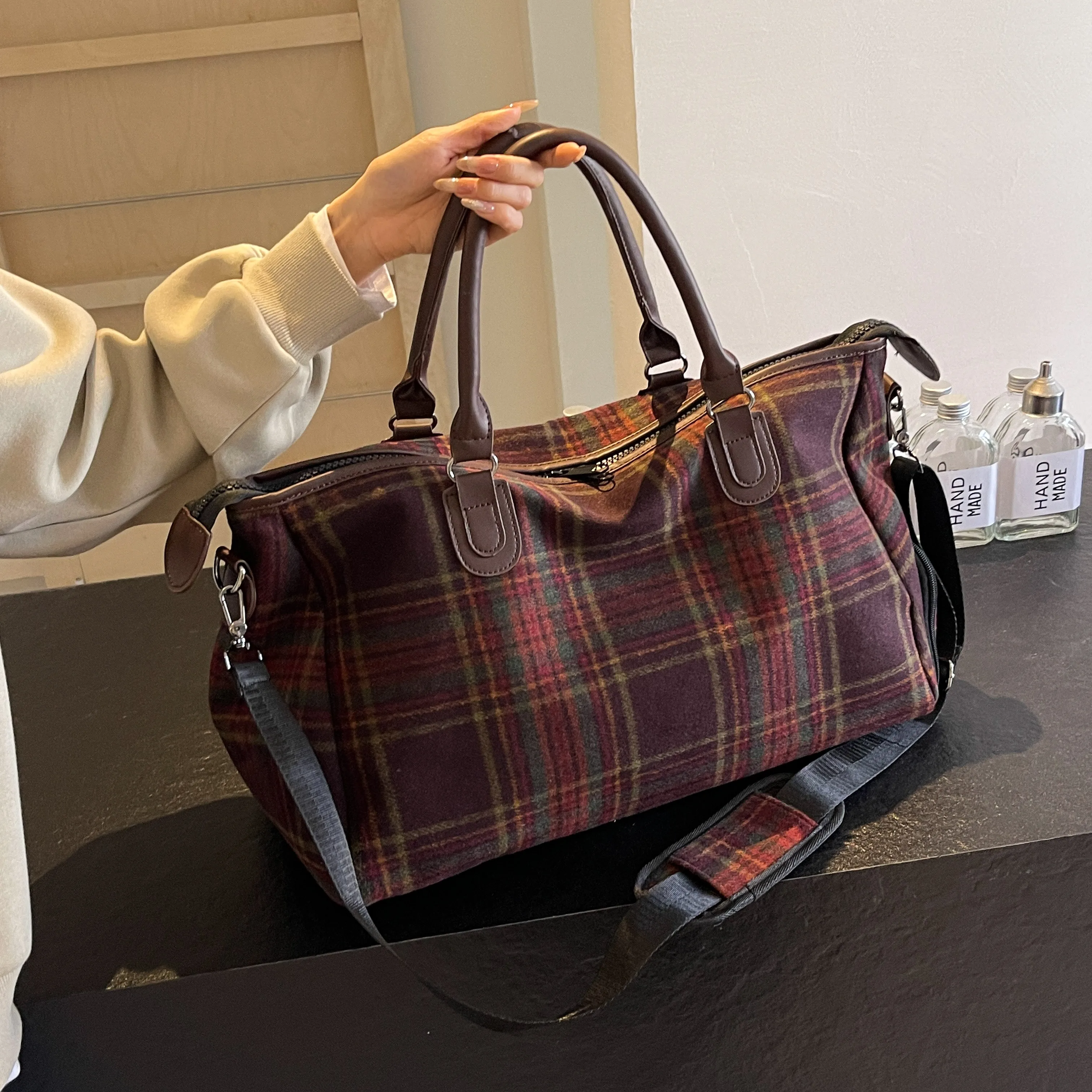 Low Price Wholesale Easily Accommodate a Variety Items Easy to Carry Move Travel Hand Bags