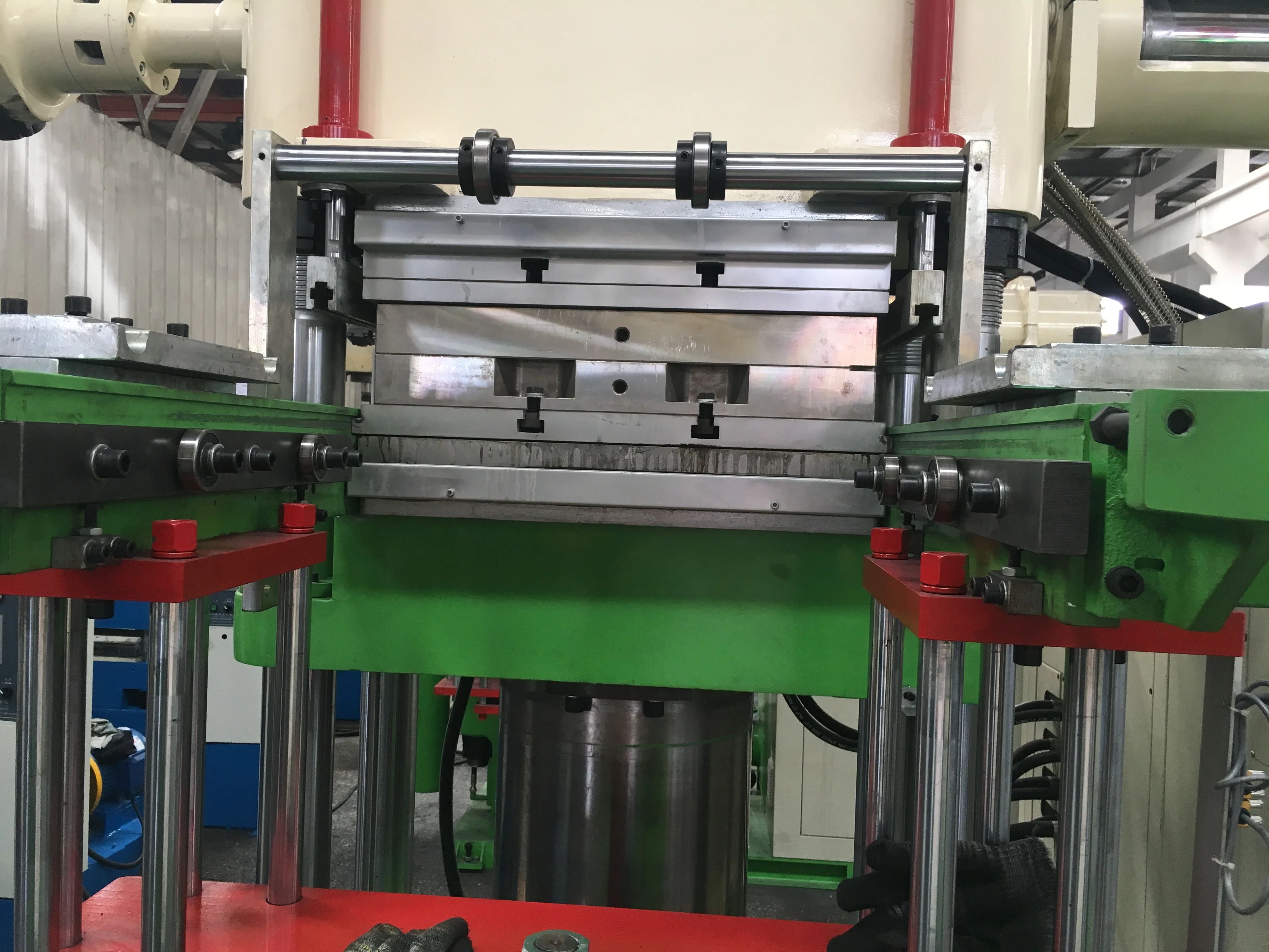 
rubber injection moulding machine silicone car mat injection molding machine 