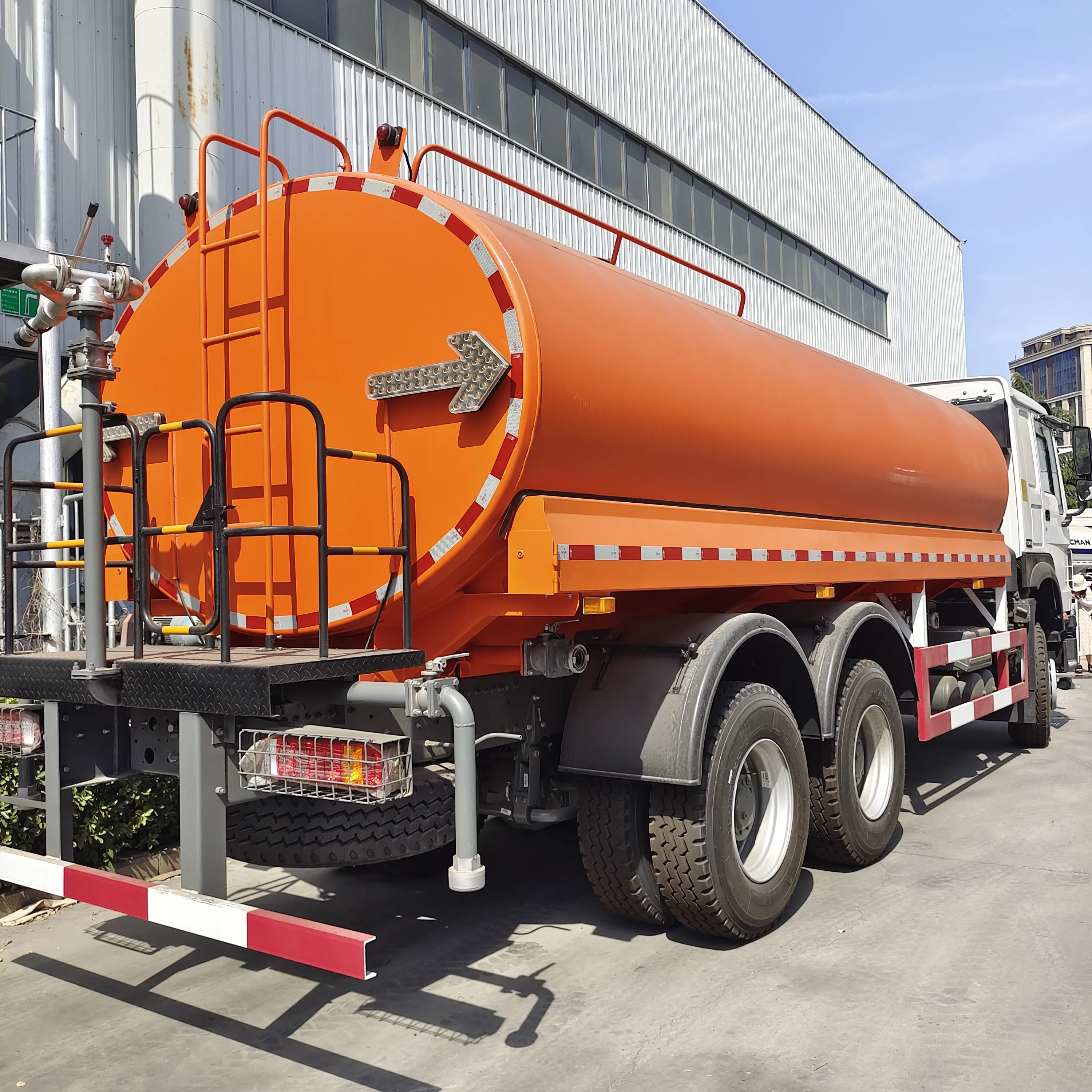 6x4 HOWO Sinotruck 10-18 CBM 304 316 C4 PE Carbon Steel chemical liquid corrosives Road transport light tanker truck