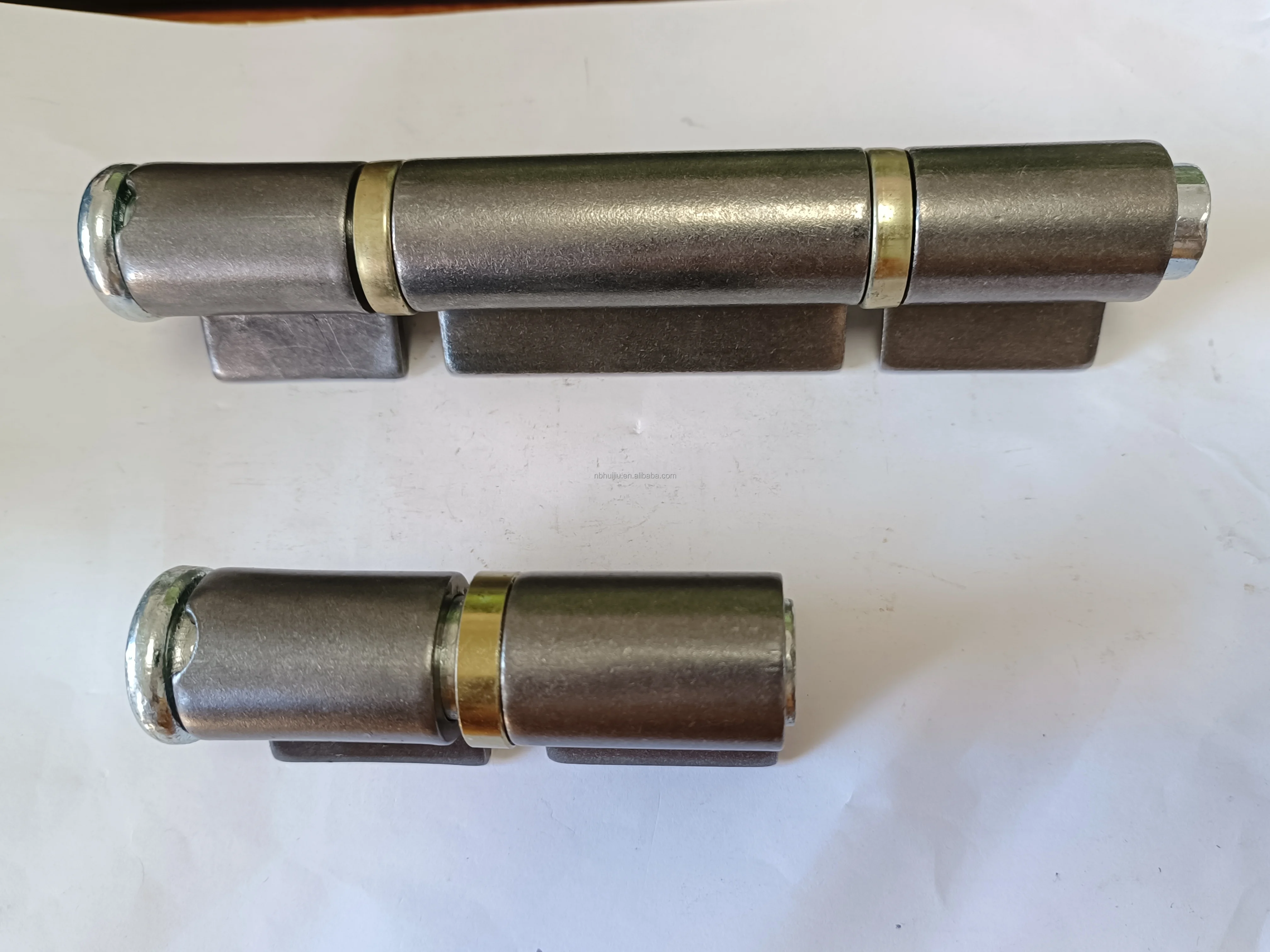 The surface can be galvanized and used for special-shaped welding hinge on heavy doors and windows