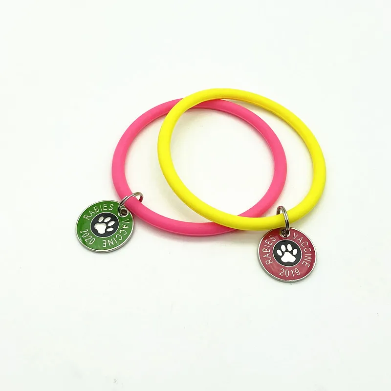 New arrival silicone wristbands round baller bracelet keychain key holder with custom logo metal pendant key ring s