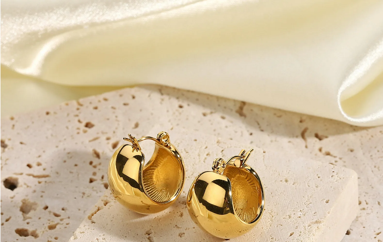 European and American style earrings, titanium steel three-dimensional spherical 18K gold plated stainless steel earrings