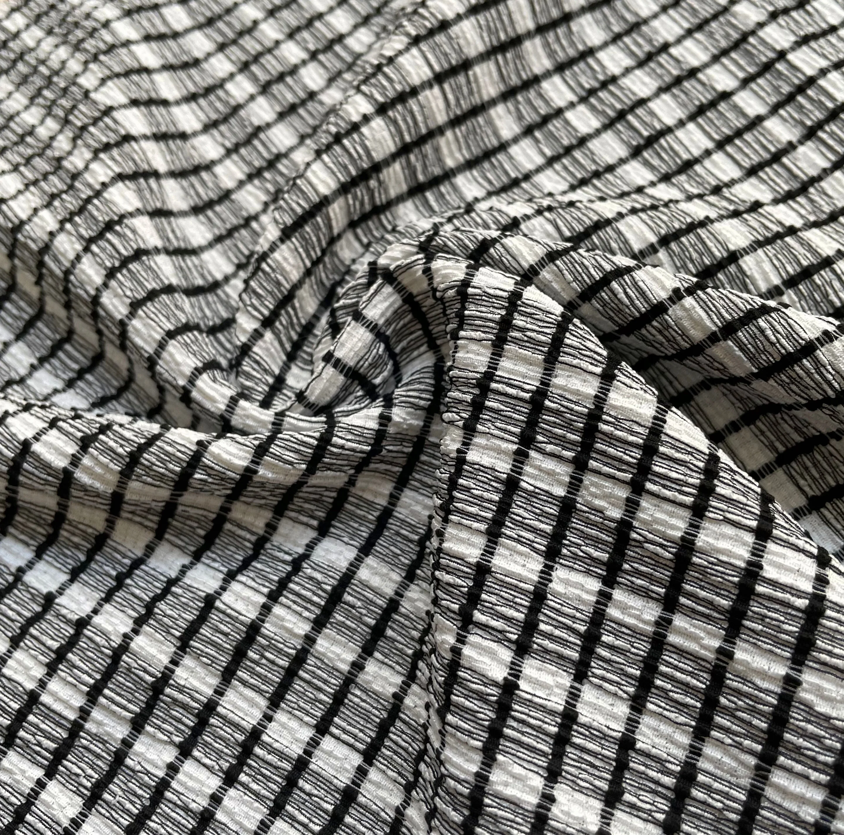 Ткань seersucker шириной 155 см, 97% ПЭТ и 3% спандекс для производства пальто