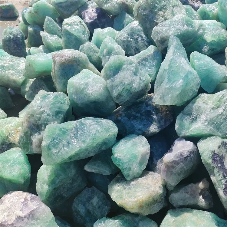 Wholesale Demagnetized crushed stone crystal raw stones Green fluorite price per ton aromatherapy expanding stone for sale