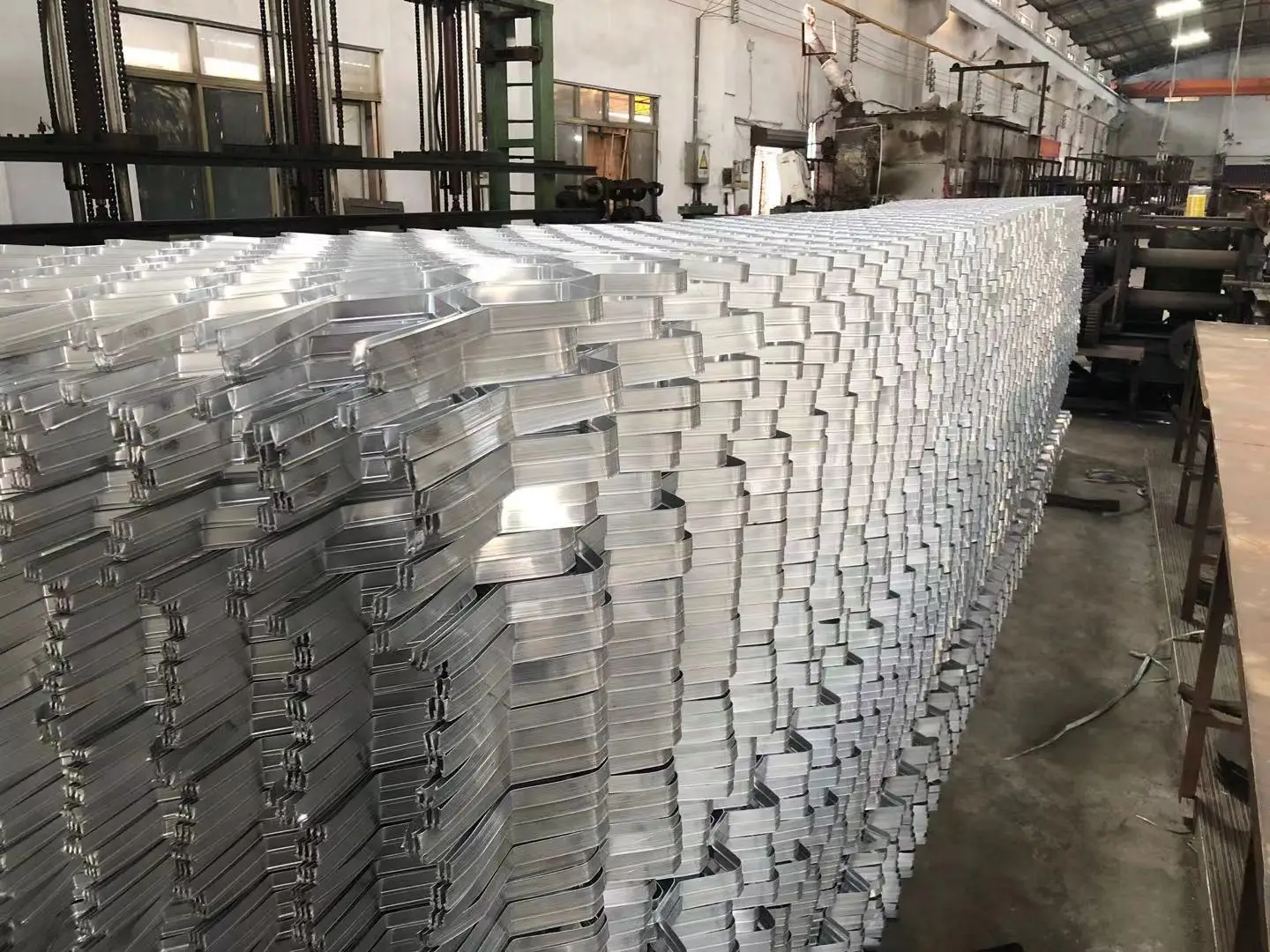 Asian New customized perforated decorative high quality expanded Aluminium Mesh Panel