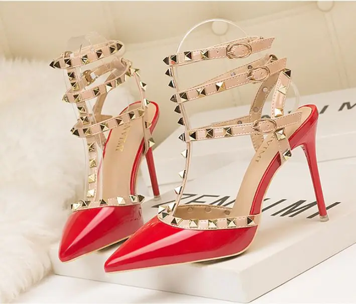 Новинка; Zapatos Para Mujer; Модная обувь на высоком каблуке; Минимальный заказ; Индивидуальный логотип; Шикарные заклепки; Пикантные модные туфли с шипами для женщин; Обувь ночного