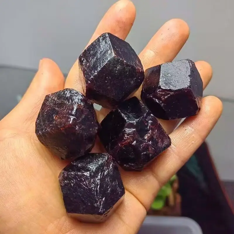 wholesale high quality 3-5 cm garnet rough stone natural crystals and stones reiki gemstone wine red raw for garden decor