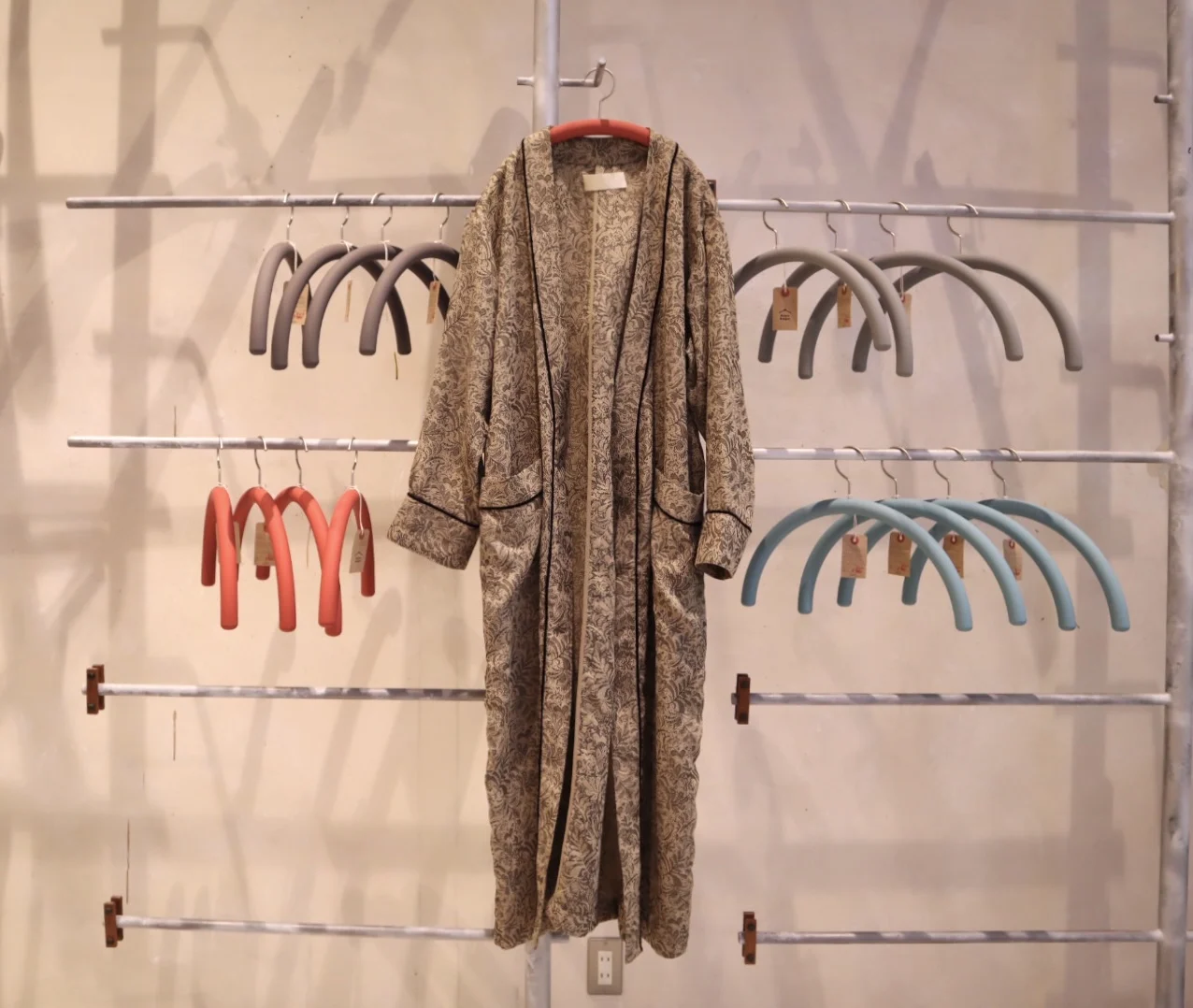 Small Lots 100 Pieces Available Space Saving Non-Slip Swimsuit Resin Poster Sweater Baby Plastic Suit Hanger For Sale