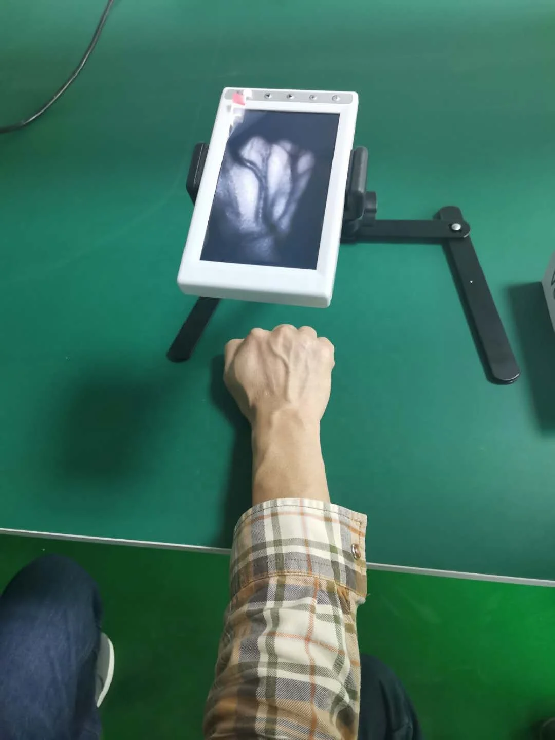 
High Clearly Clinical Vein Imaging Device LCD Display Vein Finder 