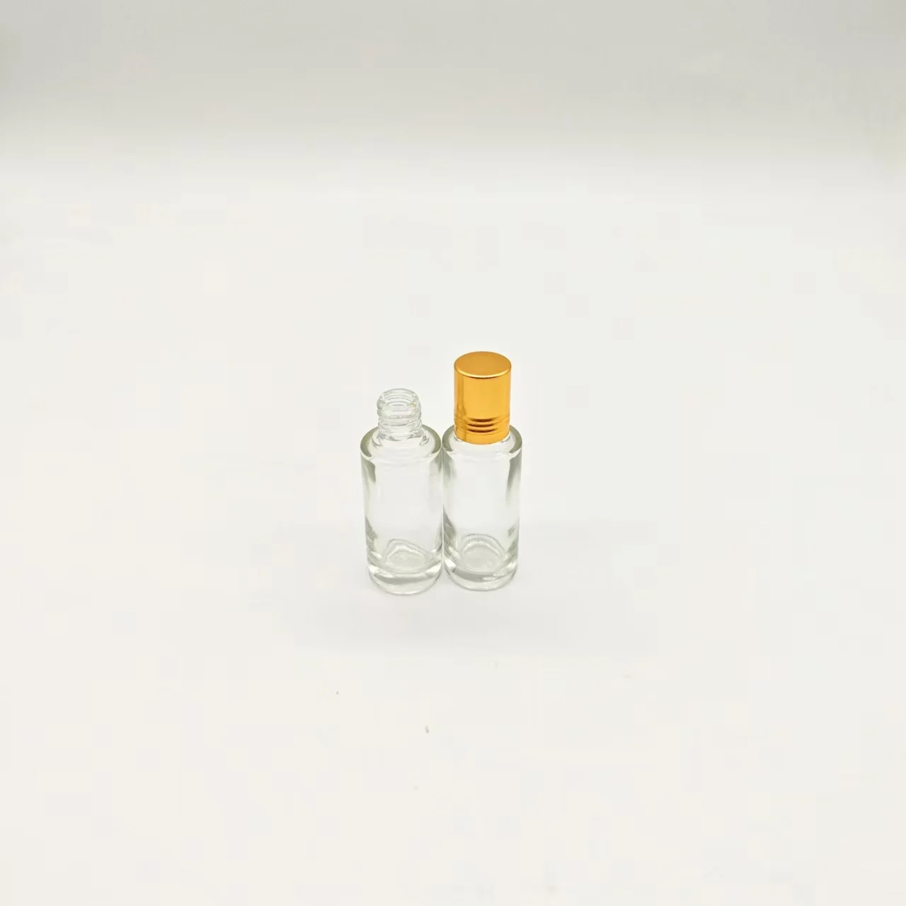 Оптовая продажа 12 мл прозрачное стекло эфирное масло стеклянная бутылка роликовая с золотым винтовым колпачком