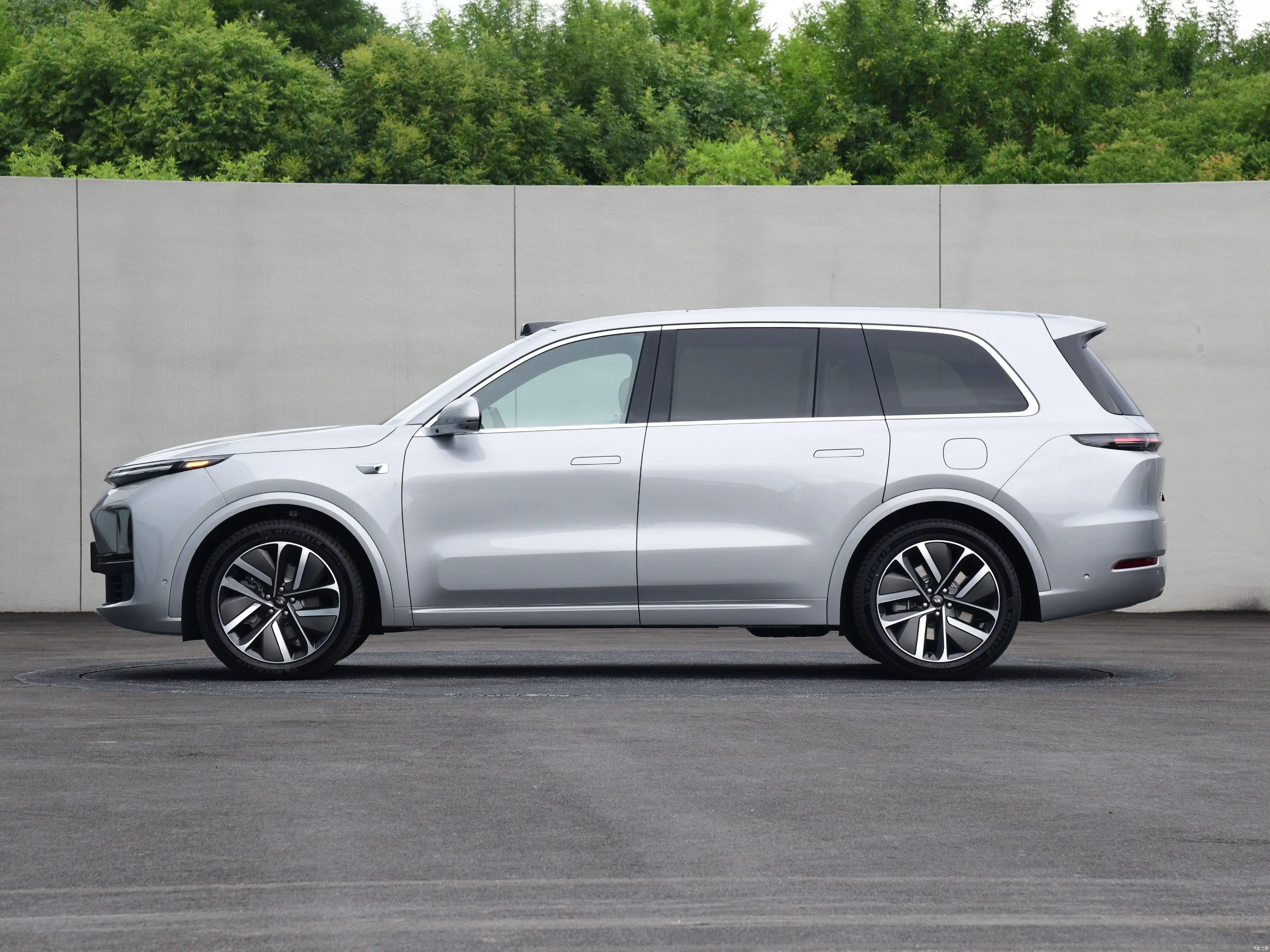 Fast to shipping Li Auto 9 Li Auto  Pro Max Lixiang L9 Large Space Luxury SUV Hybrid New Cars Electric Cars  in stock