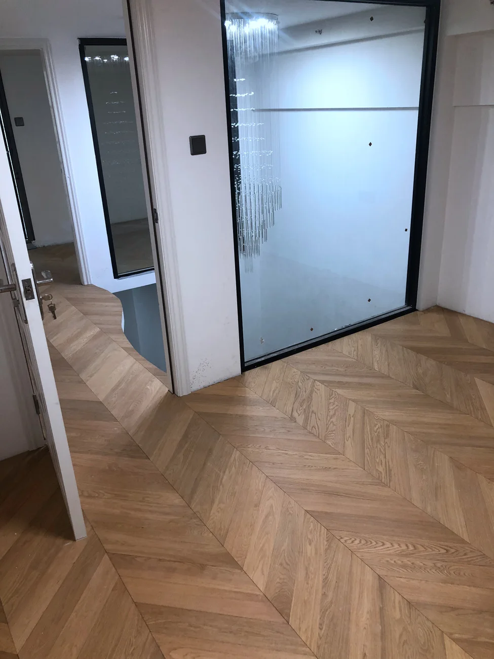 Hot selling European oak engineered wood flooring fish bone chevron style 45 degree herringbone parquet flooring