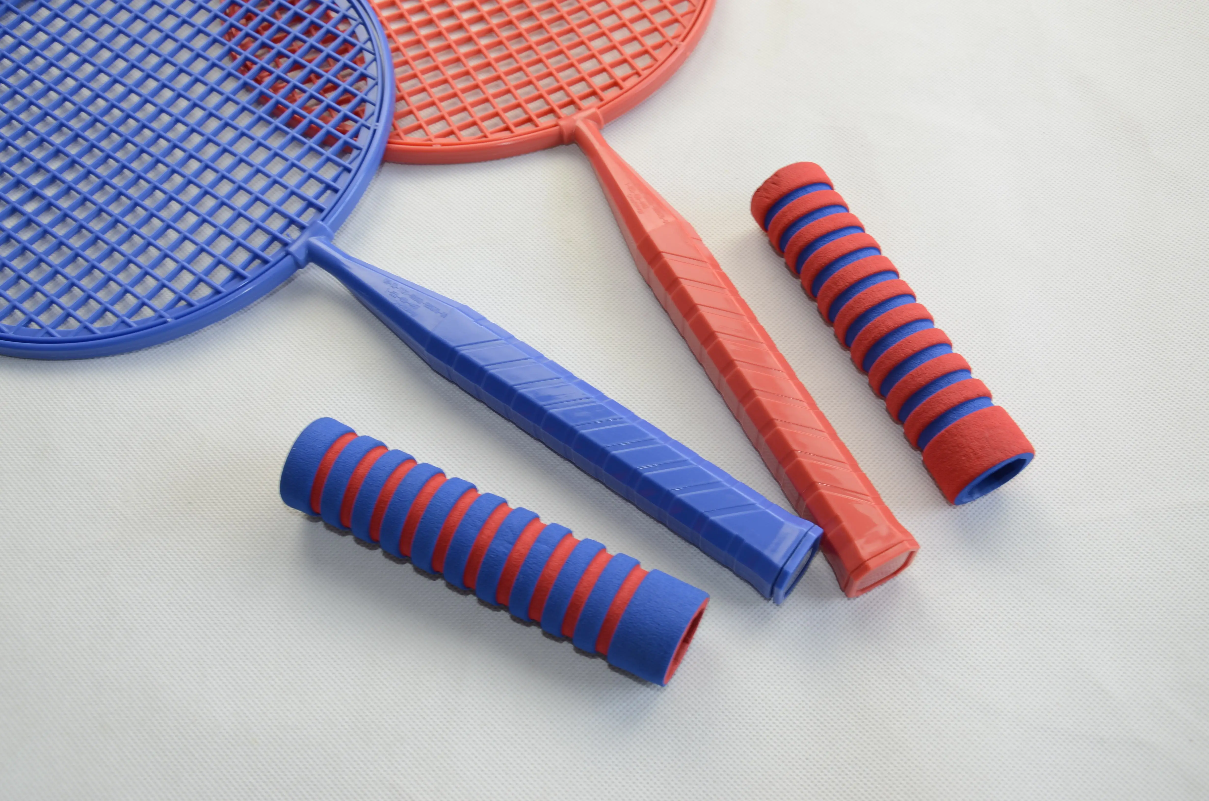 Hot Selling Light Weight Children Plastic Badminton Racket For Kids with 1 shuttle