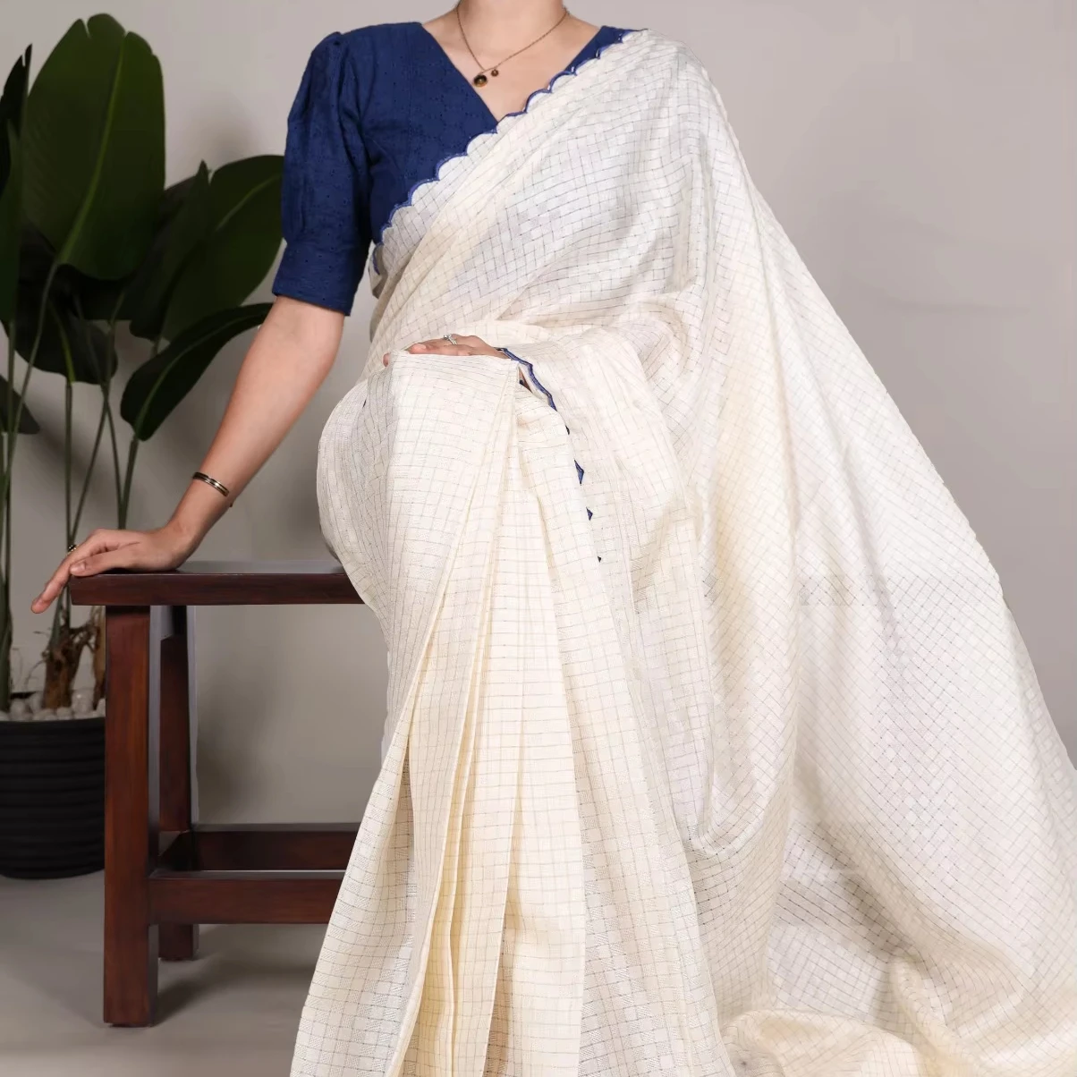 Элегантная хлопковая блузка Gadhawal Chex Saree с Arca Work и Lucknowi