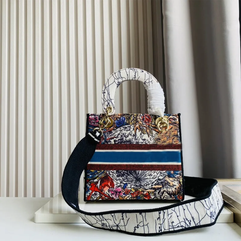 Luxurious shoulder bag, surface printing, embroidery, hollowing, etc. present natural beauty. Model 1295, size: 24*20*11cm