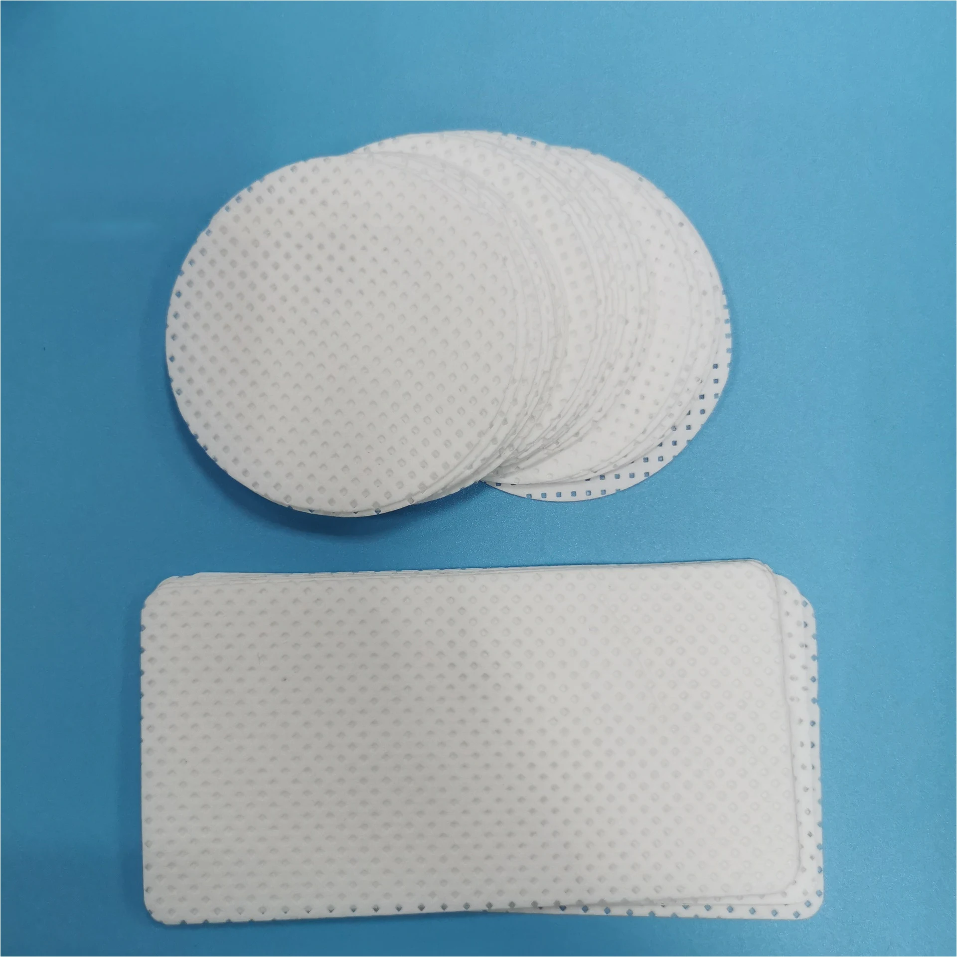 Three - layer composite dot - patterned wiping cloth melt - blown non - woven wiping cloth