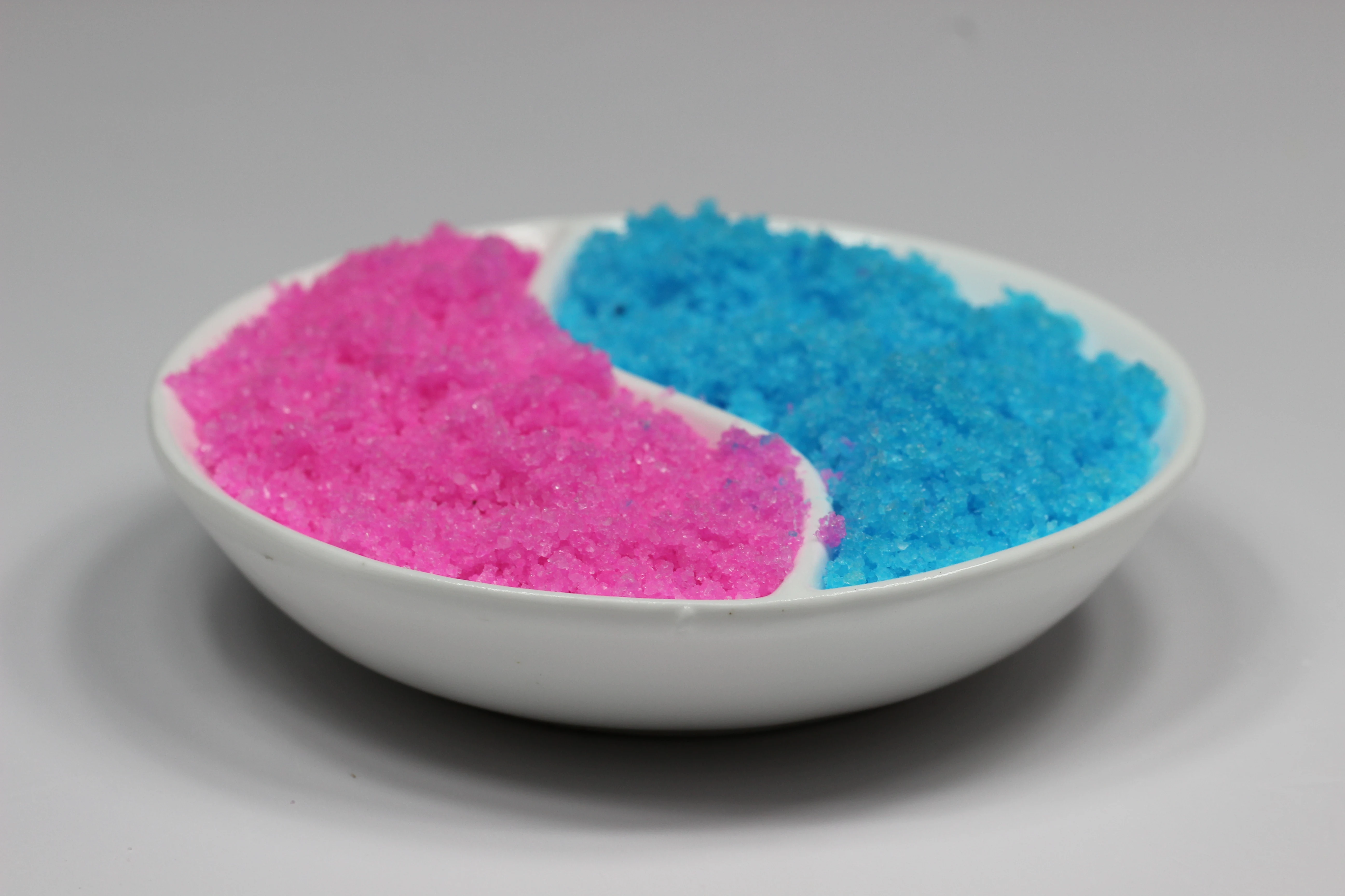 Soluble fertilizer WSNPK Fertilizer 20-20-20+TE fertilizer and water