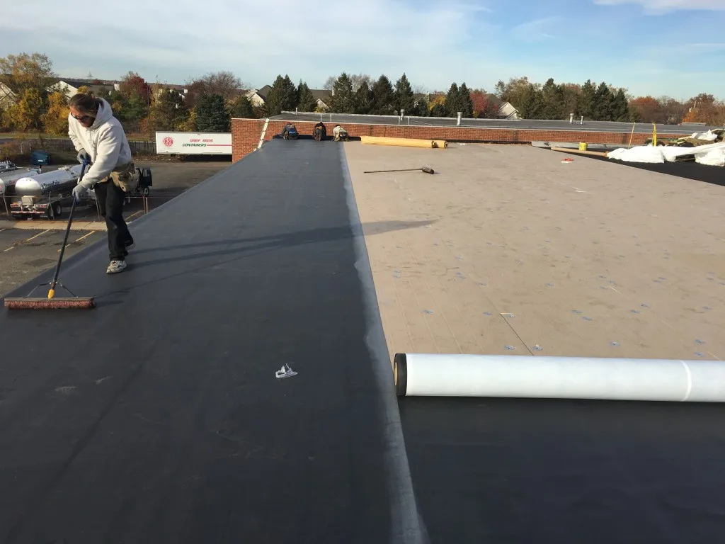 Высококачественная профессиональная 1 2 мм 5 Epdm черная резиновая рулонная эластомерная Водонепроницаемая Мембрана для крыши
