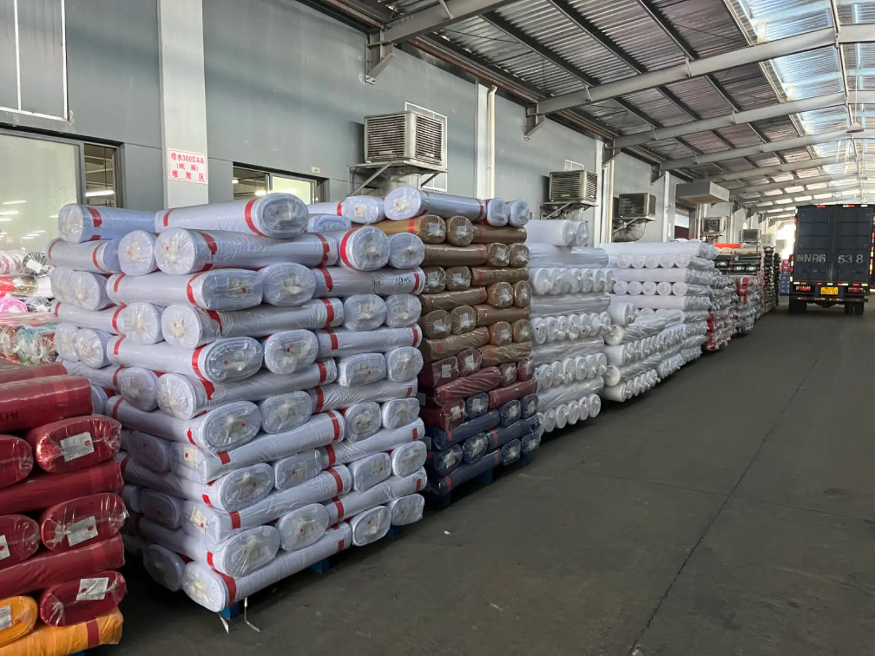 Factory direct supply of 100% polyester gold cloth for sportswear and work clothes