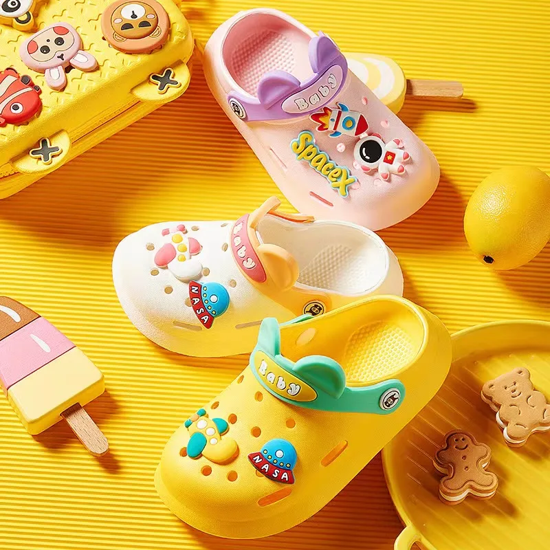 2022 New Design Cartoon Spaceman Light Soft Sole Holey EVA Clogs Shoes For Kids