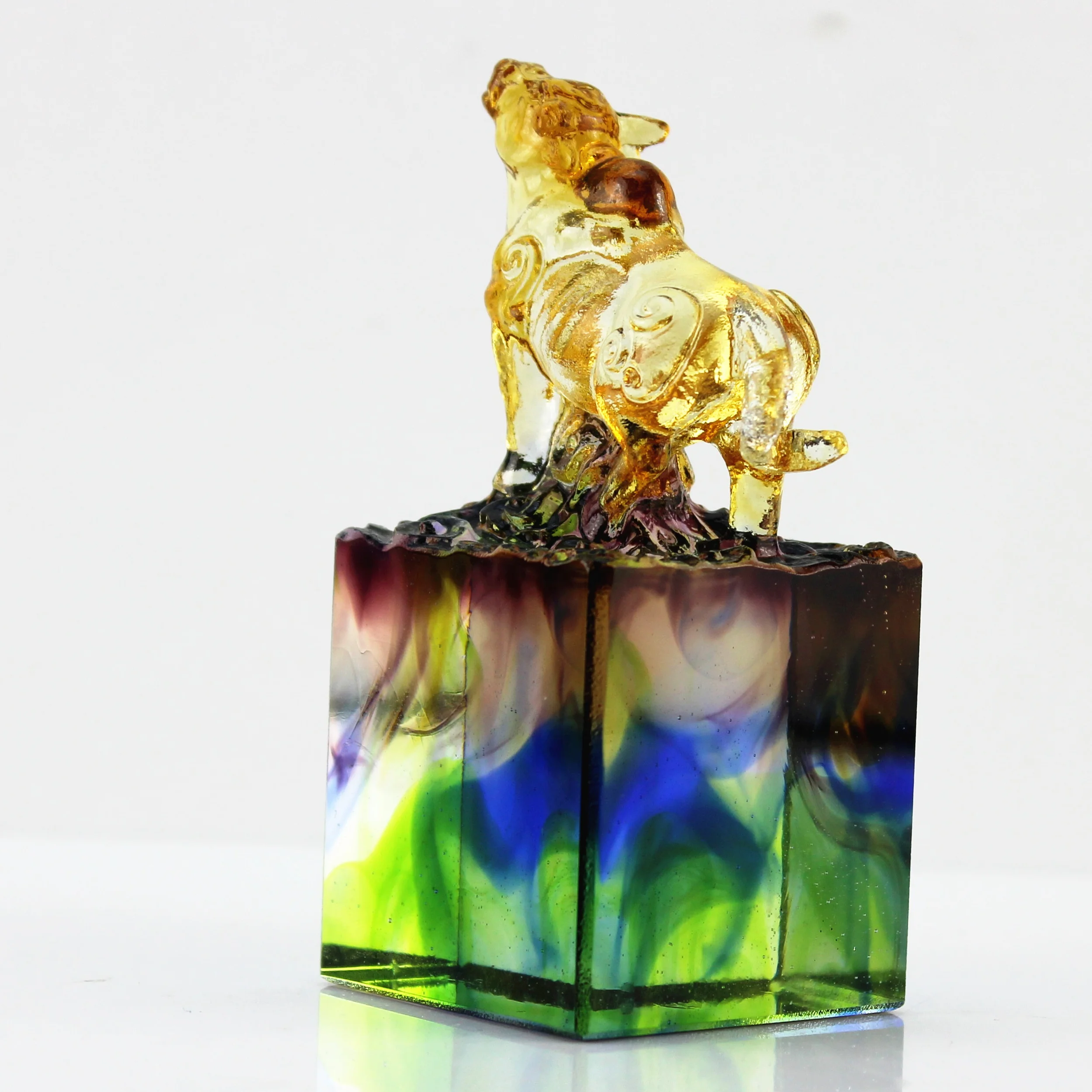  Индивидуальные цветные поделки Fengshui интерьерное украшение деловые подарки прозрачная стеклянная статуя быка Liuli для