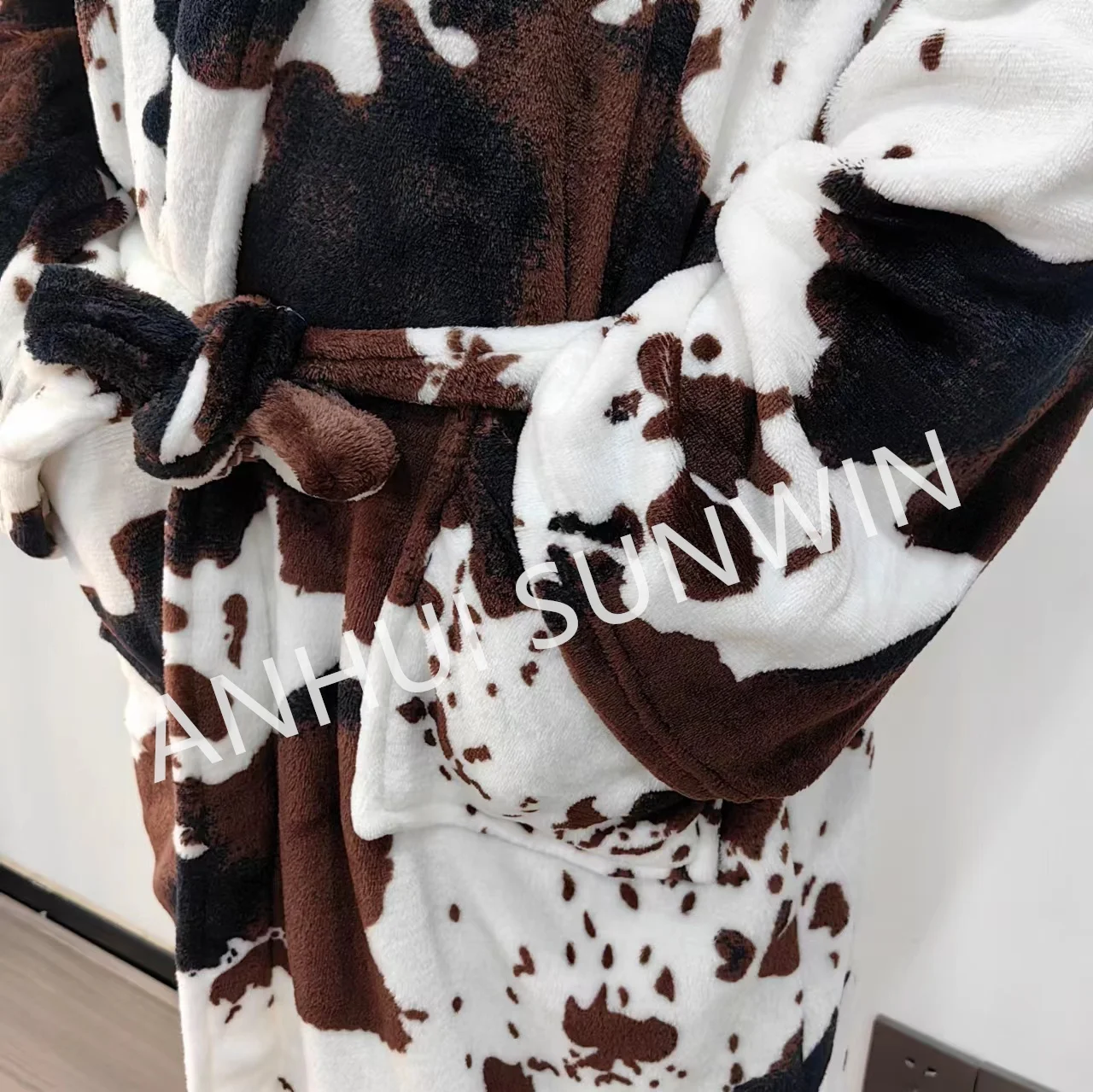 Eco-friendly High Quality custom 4Pcs Bath Robe extra long Flannel Bathrobes Eye mask, shower cap, slippers, shower robe