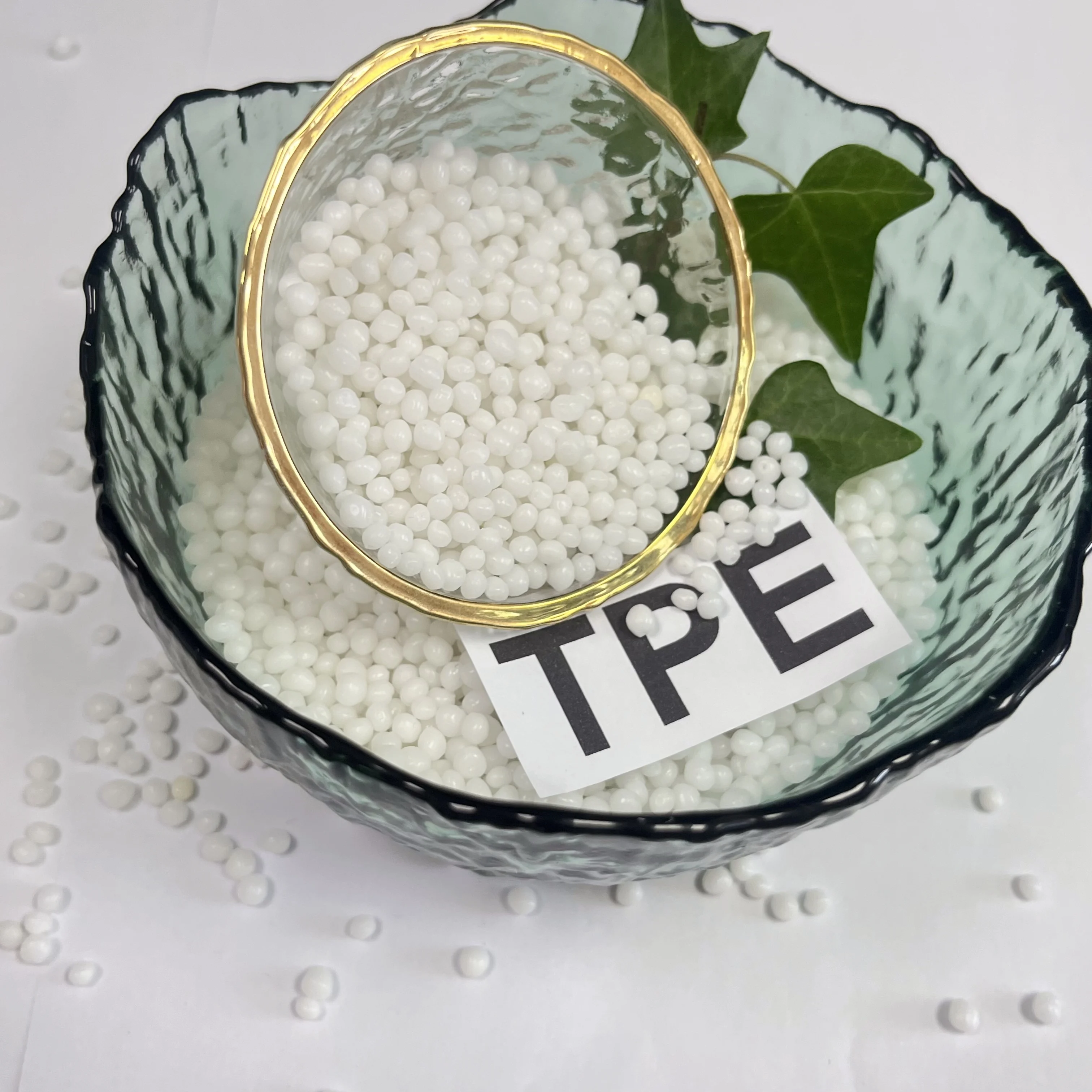 TPE пластиковые частицы 5556 высокой жесткости термопластичного эластомера пластикового сырья плюс стекловолокно