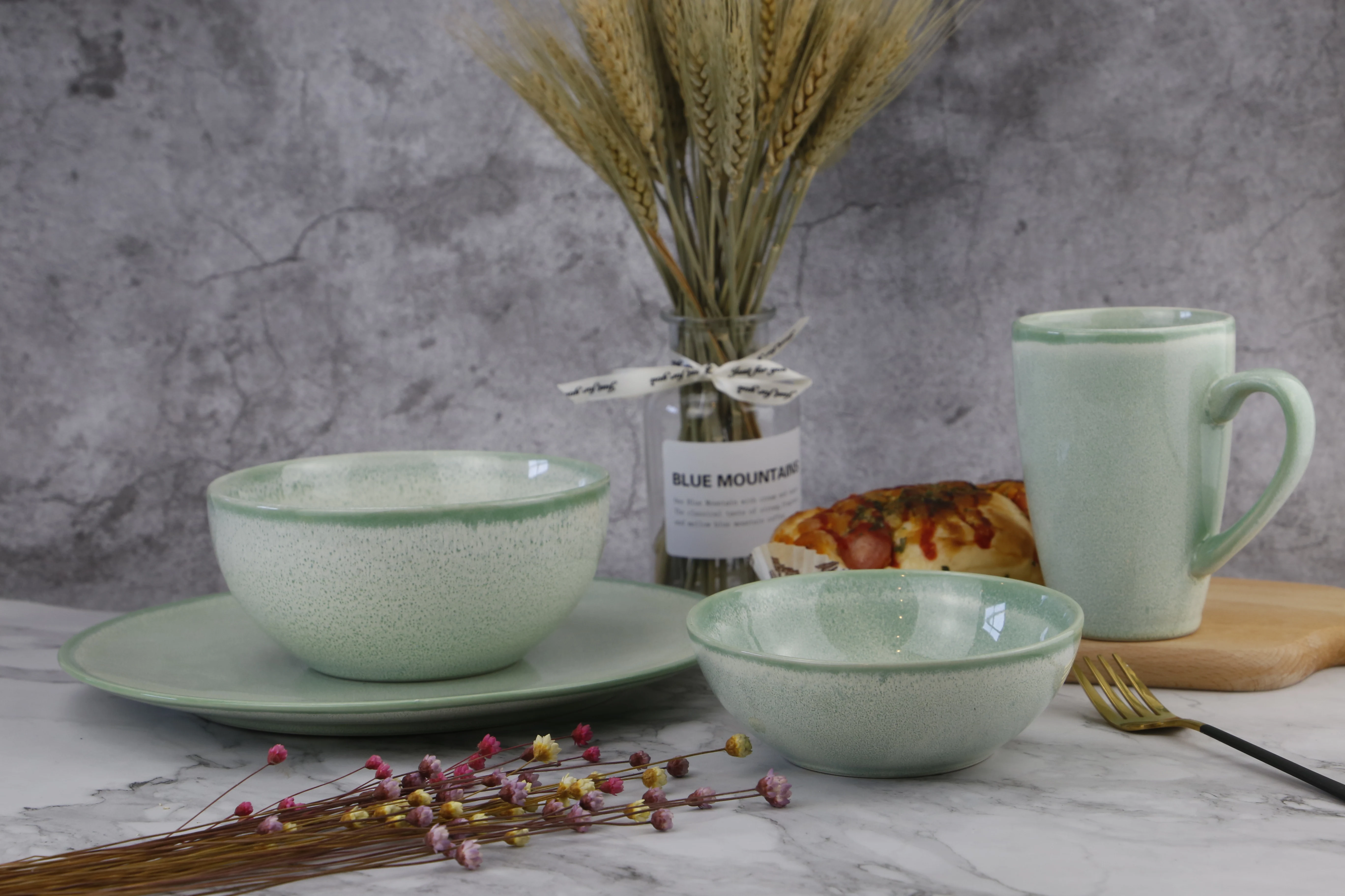 Best price 16 Pcs Reactive Glaze Dinner Set Ceramic Plates Sets Luxury Ceramic Dinnerware Set