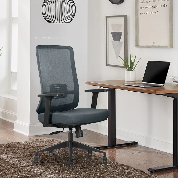 Эргономичное офисное кресло с высокой спинкой