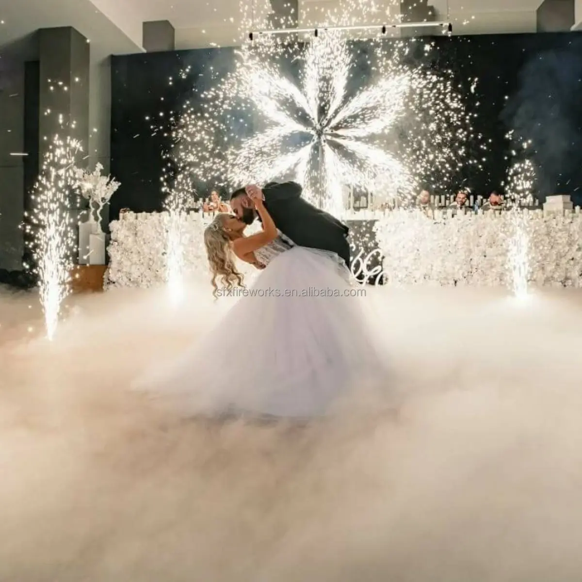 Wireless Cool Pyro Machine for Wedding Decorations Stage Fireworks & Firecrackers Fontaine De Scene Pyrotechnic Bride