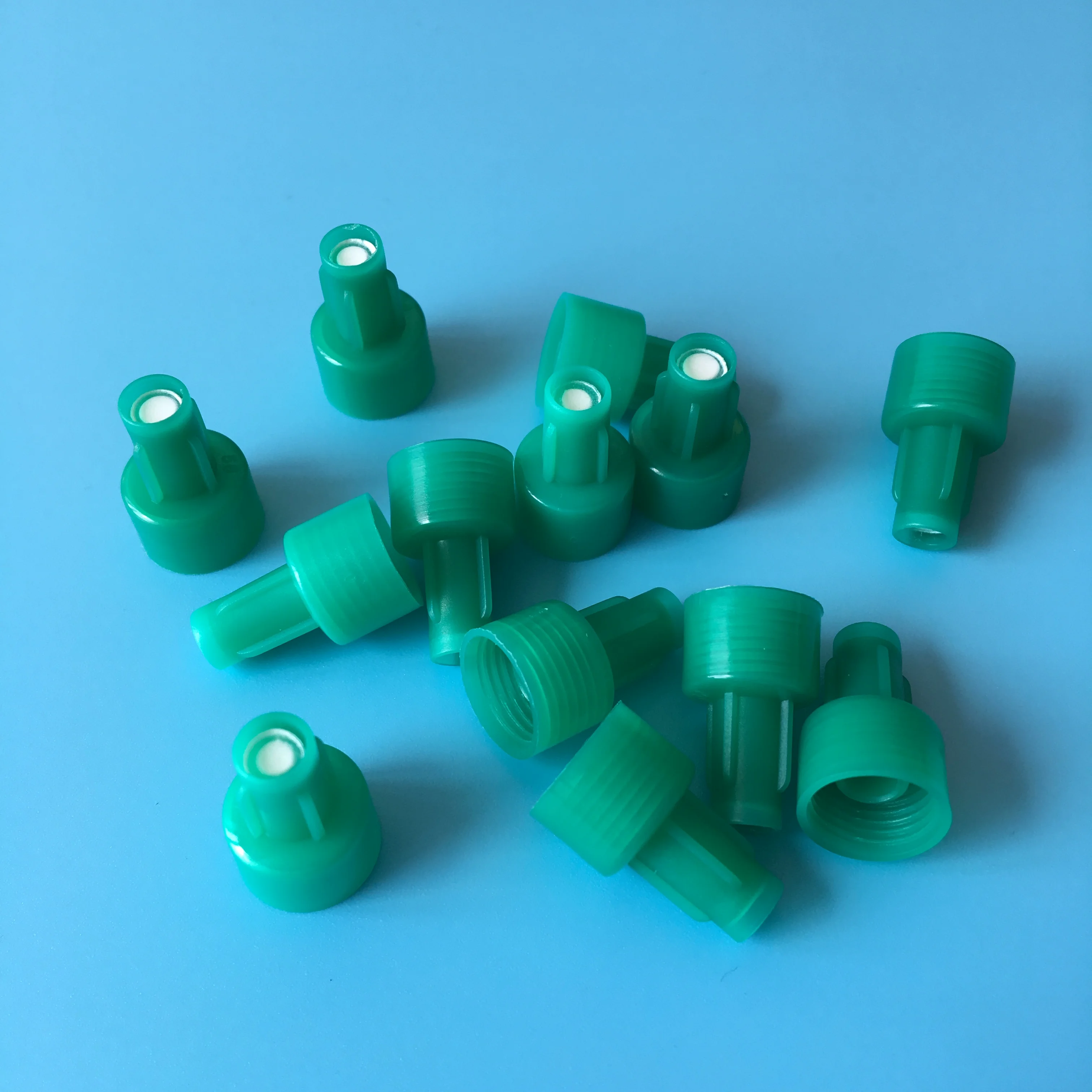 Male luer lock connector protection cap with air filter