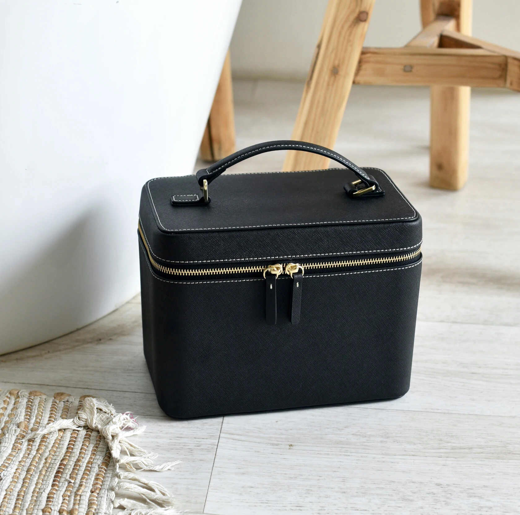 Medium saffiano leather beauty cosmetic bags cases new product make up bags for women