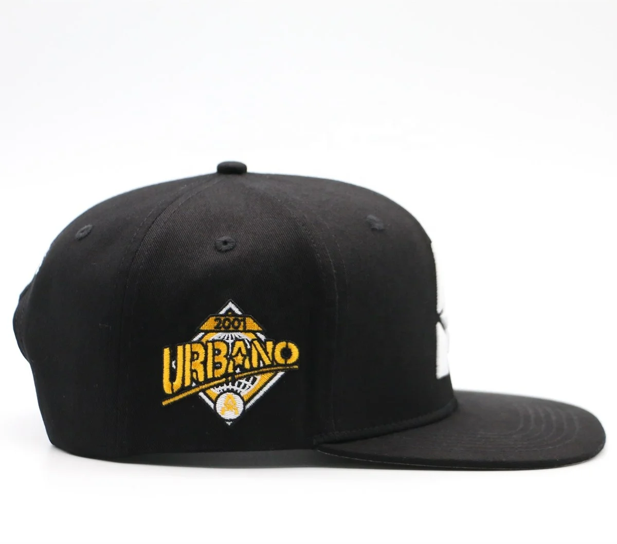 OEM 3D Logo Embroidery Snapback Hat 6 Panel 100% Cotton Black Squared Flat Bill Brim for Performance Outdoor Party Travel