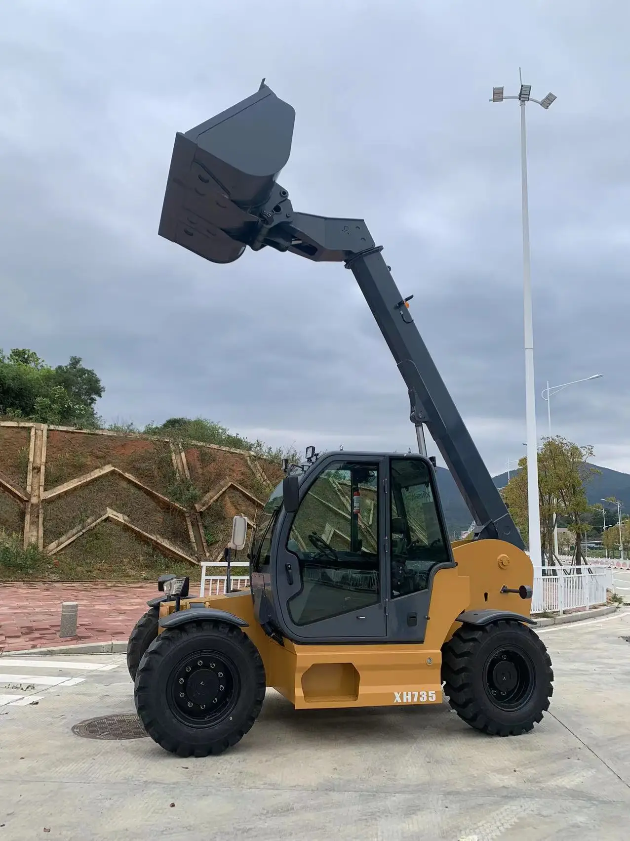 Xinghao Manitou Material handling equipment forklift with telescopic side boom 3.7ton telehandler for sale