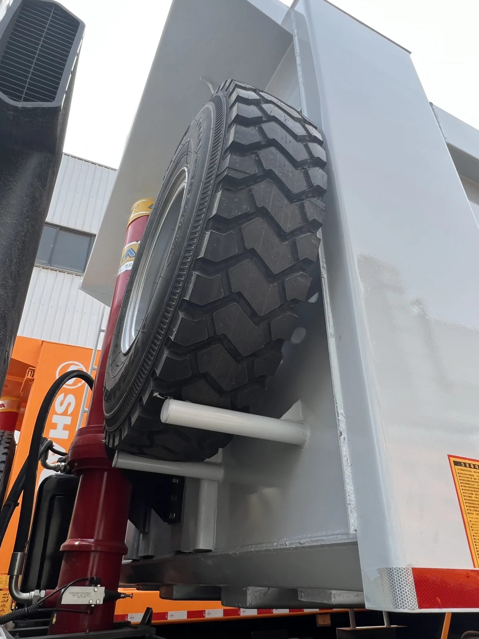 SINOTRUK HOWO Dump Truck China Famous Brand 380 HP 6*4 10 Wheeler LHD RHD Euro 2 New Dump Tipper Truck For Sale In Chad