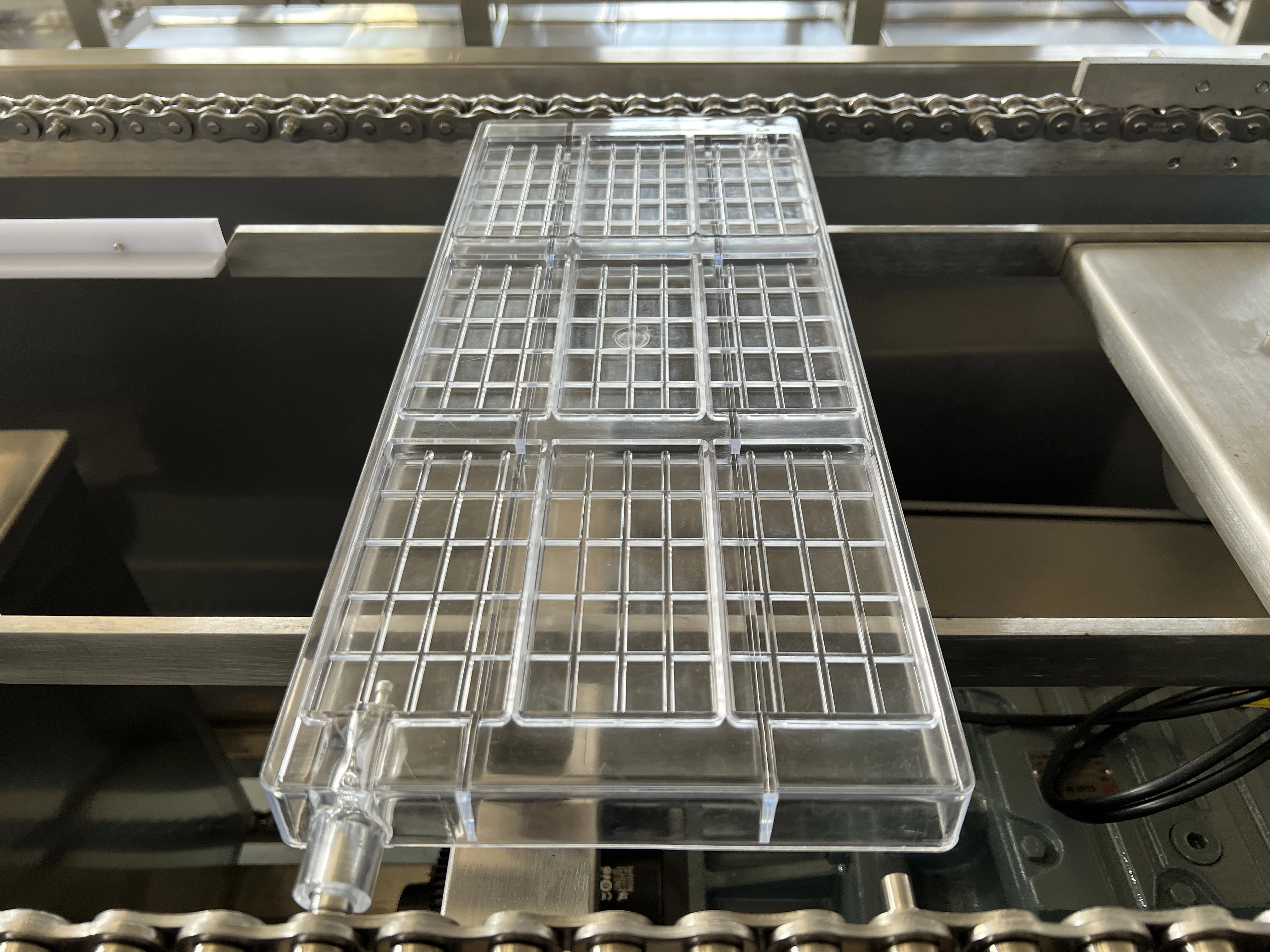 Fully automatic chocolate drops machine for efficient and consistent output