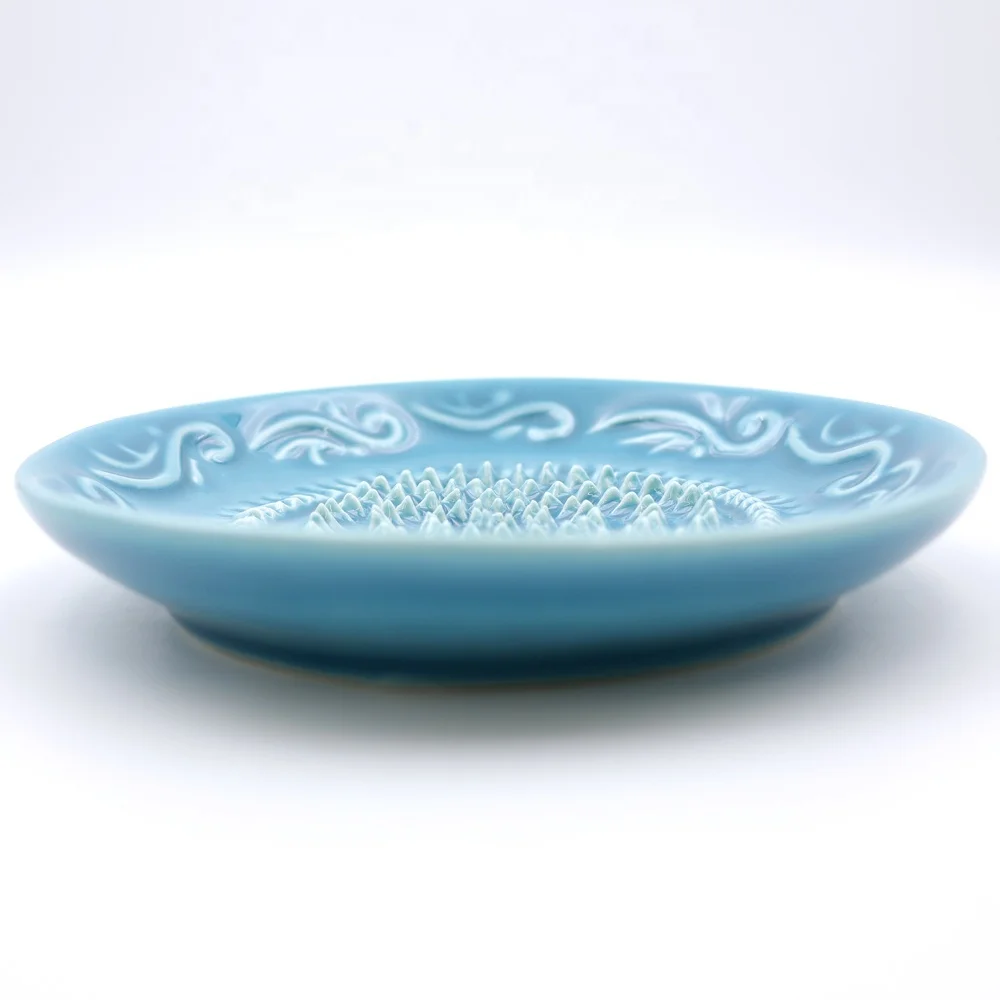 Custom wholesale handmade high quality kitchenware blue classic relief pattern round ceramic ginger garlic grater plate
