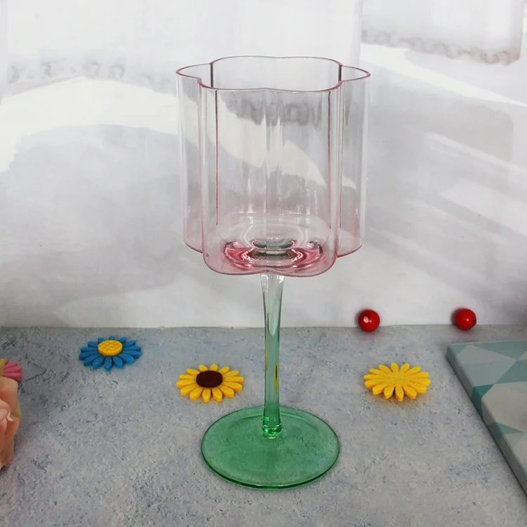 Бокалы для вина с цветным стеблем