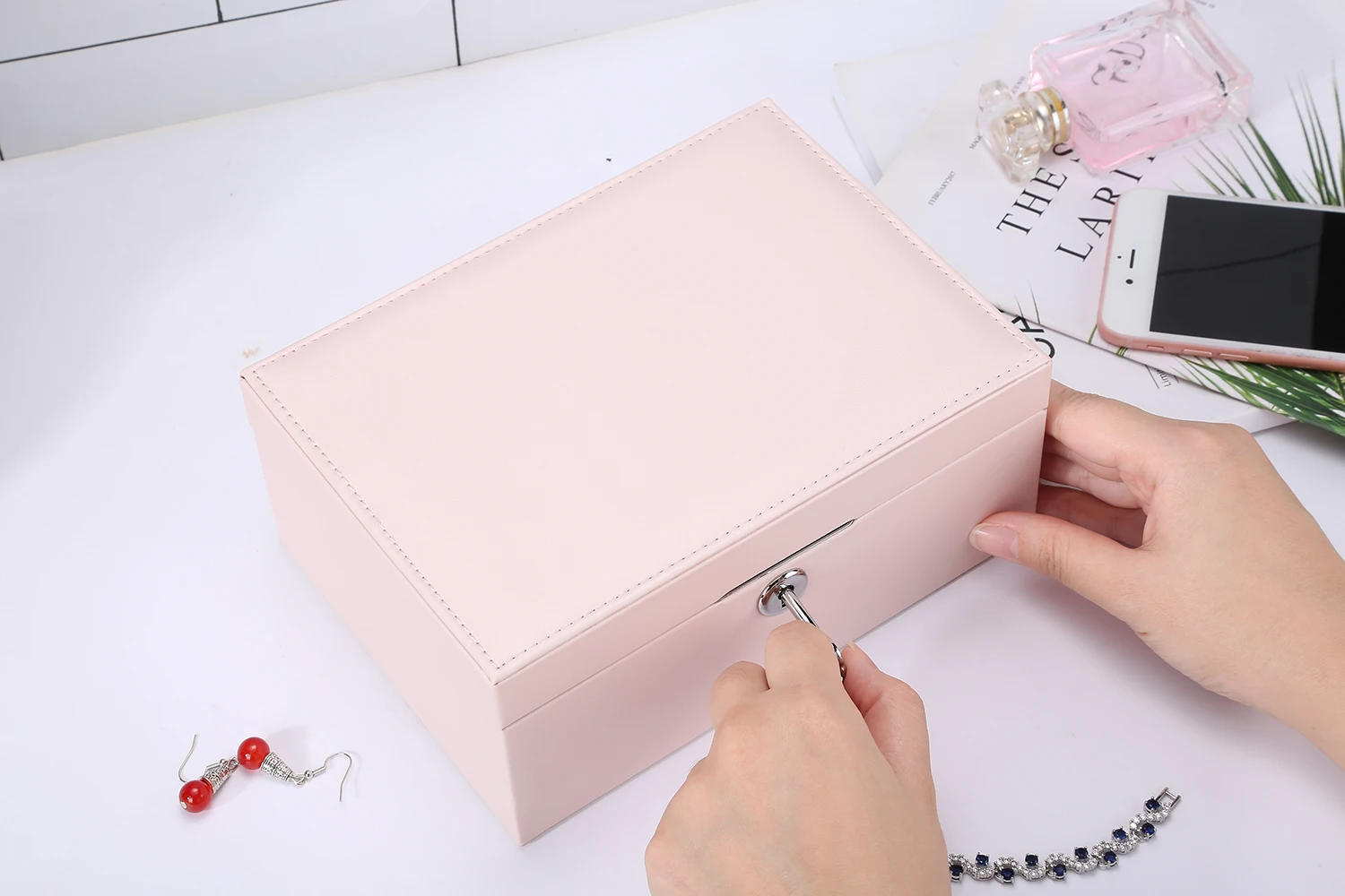High-End Large Capacity Microfiber Jewelry Box Custom logo Ring Earrings Jewelry Storage Box with Mirror Jewellery Box Packing