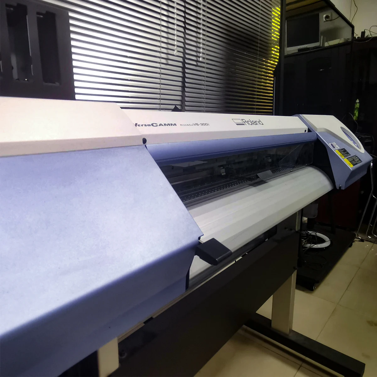 Second hand roland print and cut printer vs300i used printing and cutting plotter can use printing vinyl sticker