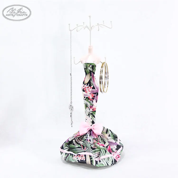 Customized jewelry window display fashion doll shaped jewelry display set