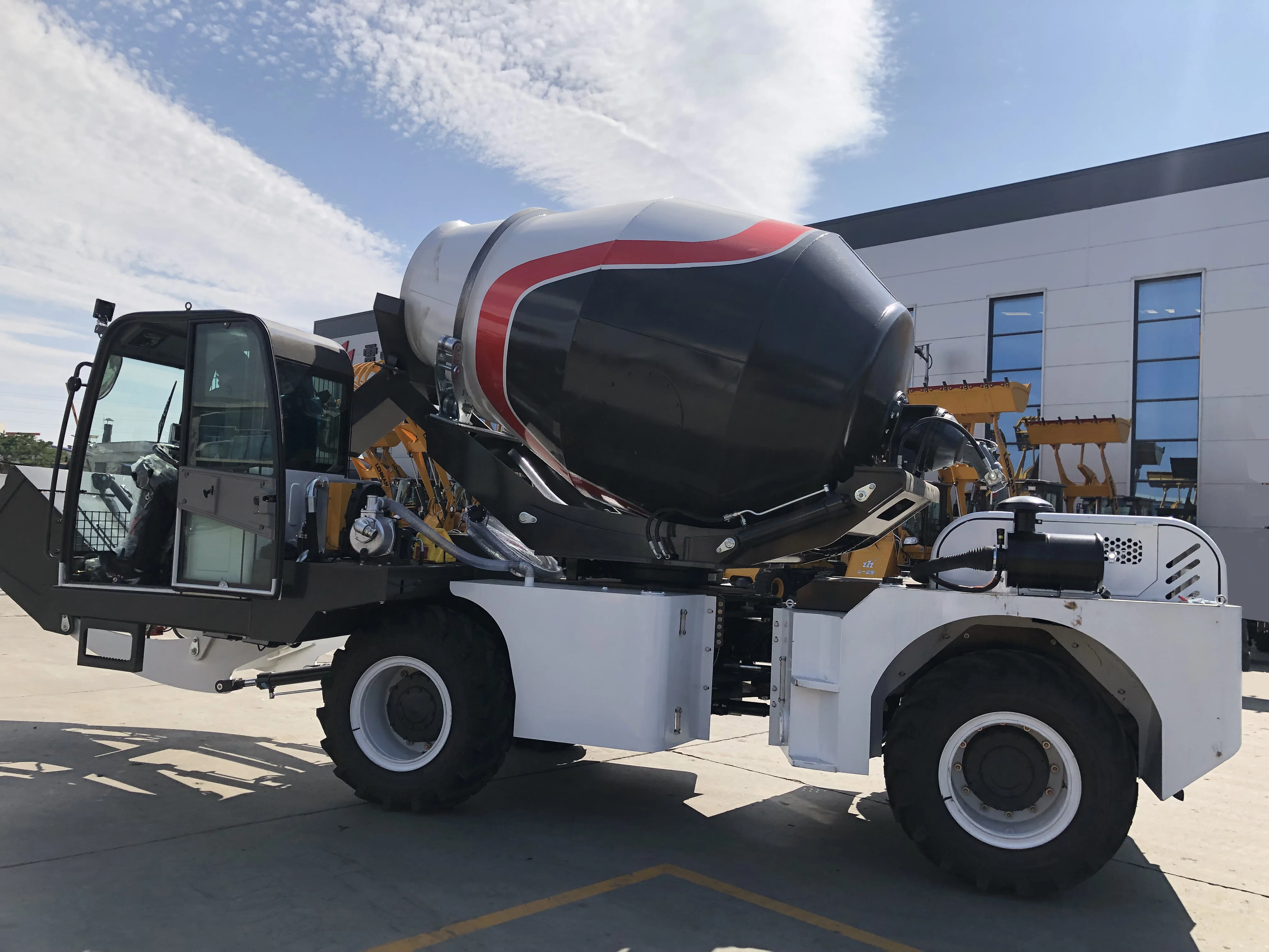 Небольшая конкурентоспособная цена самозагружаемый цементный Бетономешалка для продажи