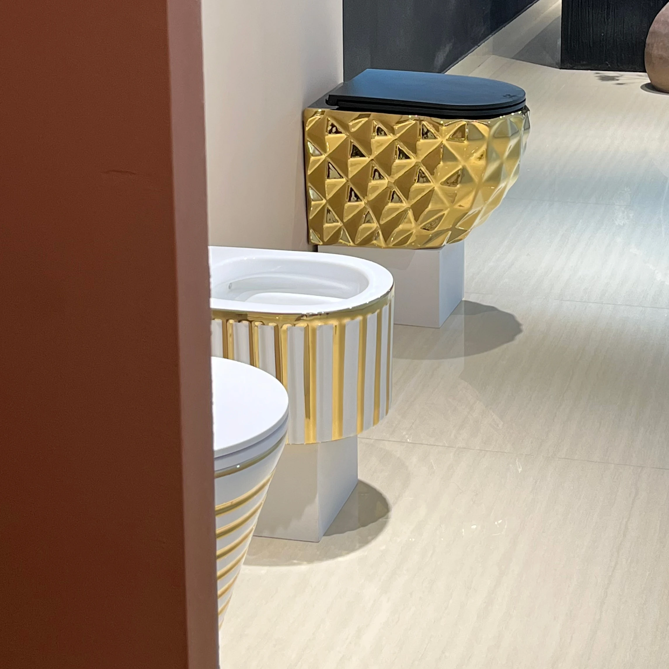 New Design Diamond Shape Wall Mounted Sanitary Ware Gold Water Closet Hanging Inodoro Bathroom Ceramic Wall Hung Toilet Commode