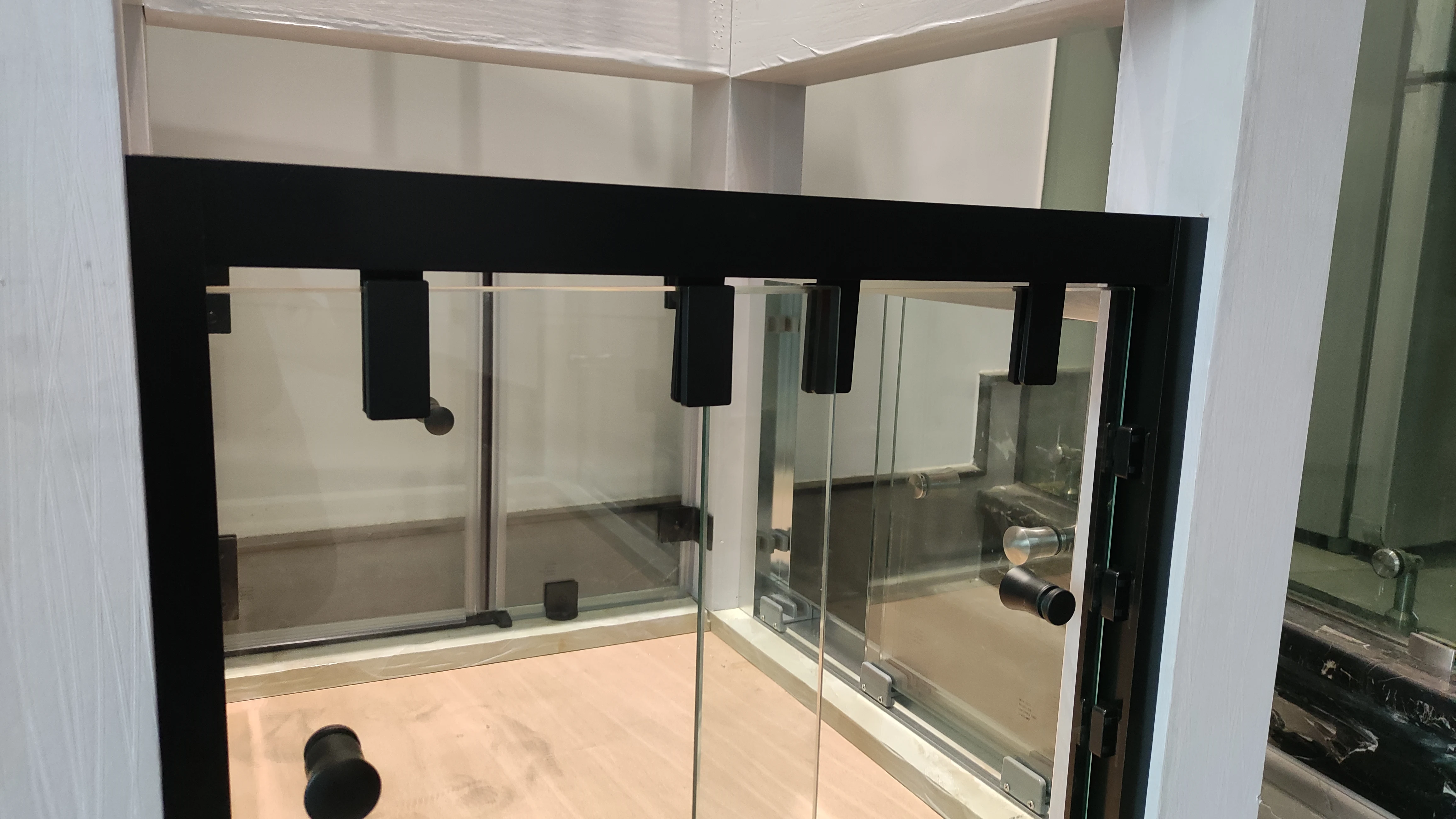 Factory Direct Aluminum Matte Black Shower Room Sliding Framed Tempered Glass Shower Door