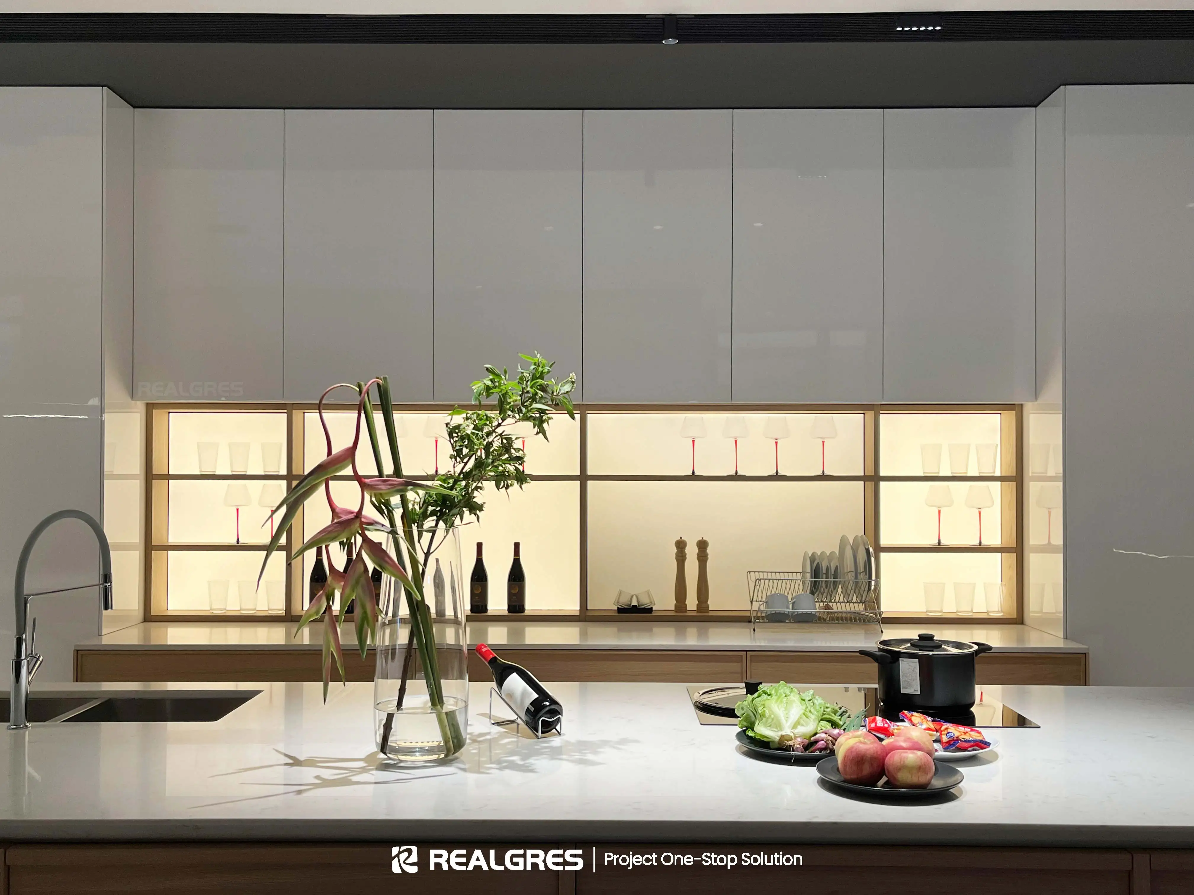 6m Large Kitchen Cheap Australia White Lacquer Glossy Finished Glass Quartz Island High End Kitchen Cabinets Manufacturing