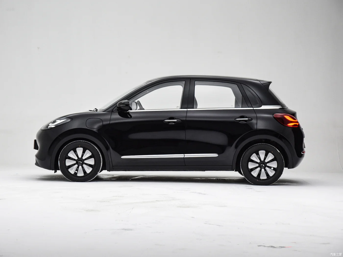2023 hot sale high speed new model wuling binguo 220km 333km range electric car price